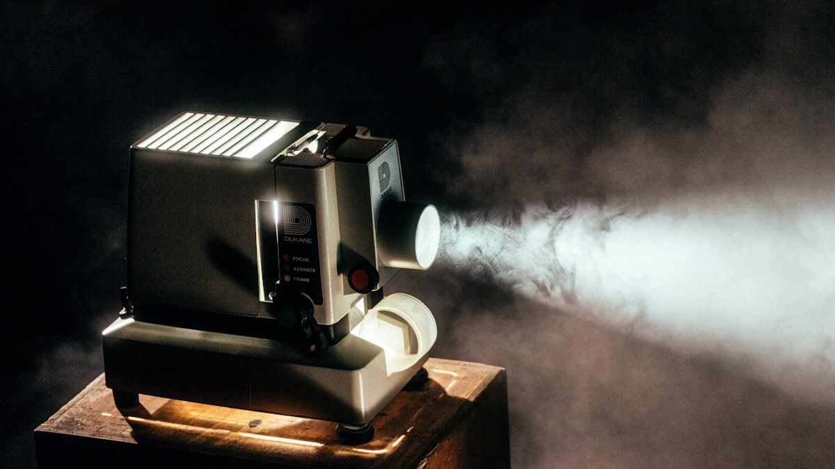 A film projector throws its beam in a darkened room. After a record cinema run, 'Michael' now streams on Starz. (Symbolic image)